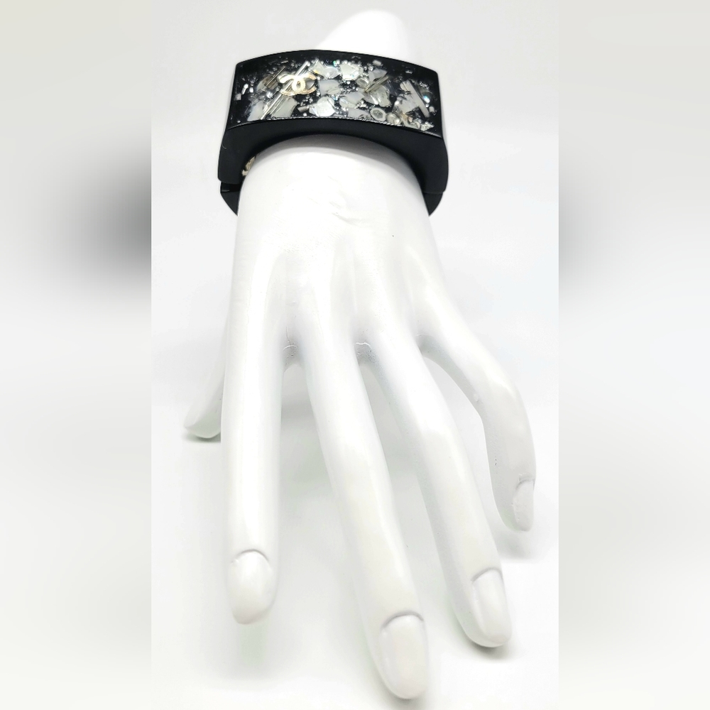 Chanel 2009 Black Resin Rectangular Hinged Bangle… - image 5